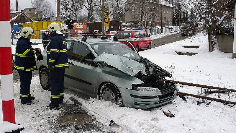 Srážka osobního auta s vlakem ve Velkých Opatovicích.