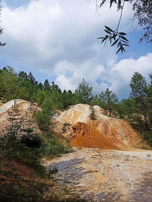 Částečně zatopený lom Seč v lese na okraji Rudice  je léta oblíbeným cílem turistů.