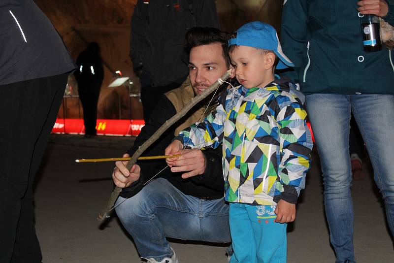 Cestu do pravěku si na Bílou sobotu užili návštěvníci Sloupsko-šošůvských jeskyní. Díky netradičním velikonočním prohlídkám s neandertálci.