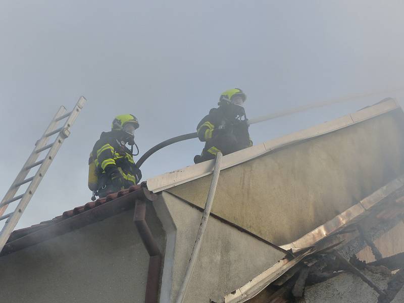 Požár střechy rodinného domu a hospodářské budovy v Černovicích na Blanensku.