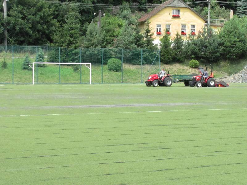 Fotbalisté Boskovic se můžou těšit na nový umělý trávník. Ten se na hřišti Pod hradem vyměňuje po deseti letech.