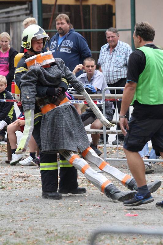 Doubravičtí hasiči pořádali druhý ročník soutěže TFA. Nejtvrdší hasič přežije. Závodila padesátka mužů a čtrnáct žen.