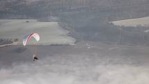 První letošní let a série nádherných fotografií. Paraglidistu Petra Buchtu z Adamova na Blanensku zlákala předpověď počasí k výletu na motorovém křídle. Do vzduchu vystartoval ve středu z kotvrdovického letiště krátce před půl osmou ráno.