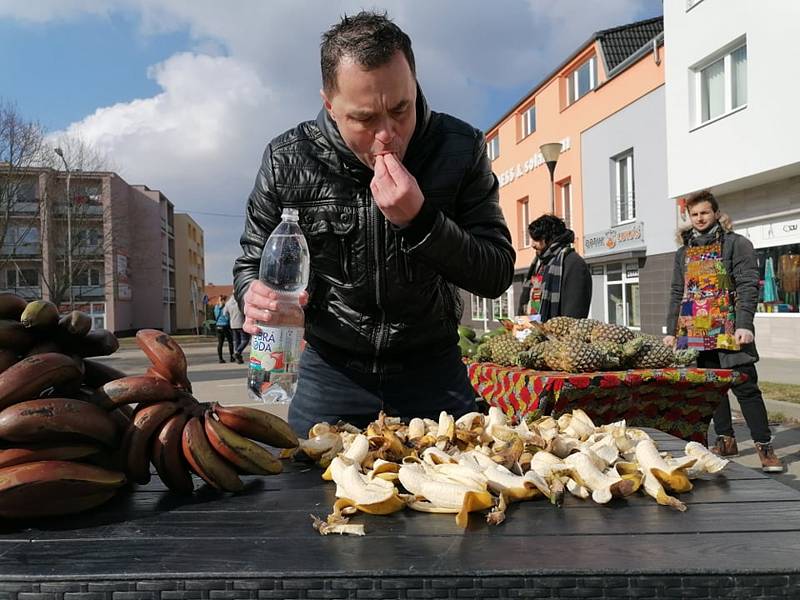 Banánový masakr v Boskovicích! Maxijedlík Jaroslav Němec snědl za pět minut téměř tři kila.