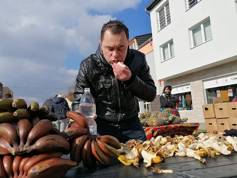 Banánový masakr v Boskovicích! Maxijedlík Jaroslav Němec snědl za pět minut téměř tři kila.