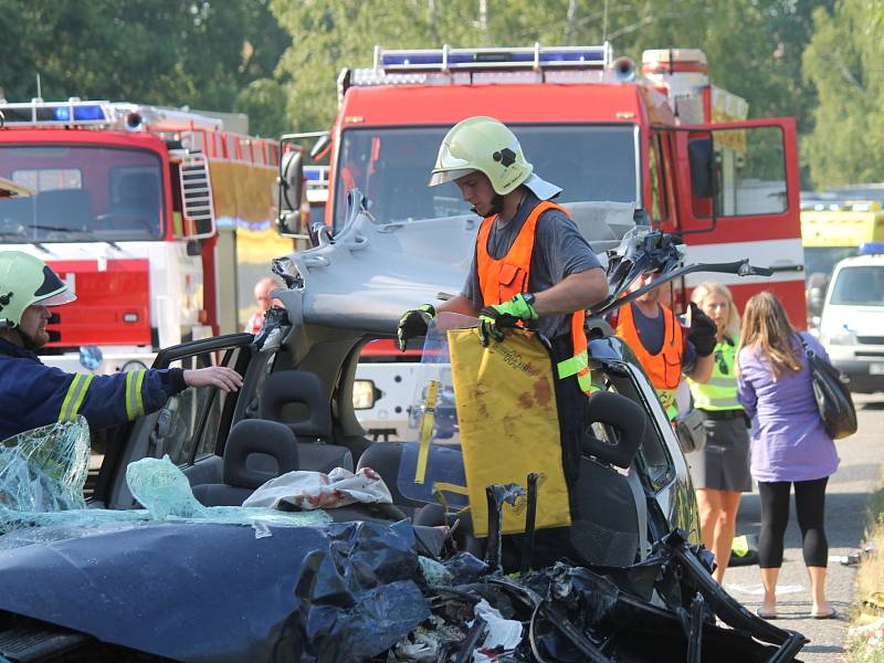 Nehoda se stala asi půl kilometru před kruhovým objezdem v Černé Hoře ze směru od Brna. Řidič osobního auta Mazda Premacy, který jel od Brna, čelně narazil do linkového autobusu.
