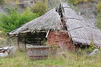 Starší pohled na zchátralý keltský skanzen Isarno. Ilustrační foto.