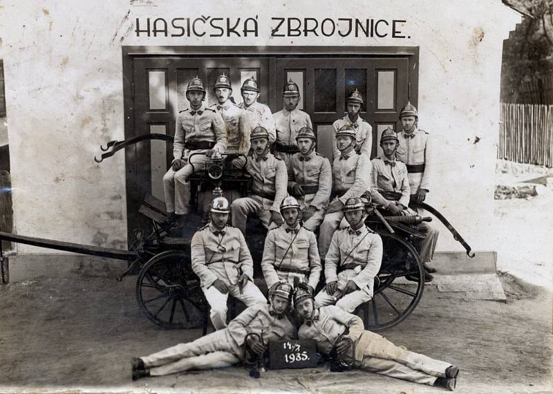Historická fotografie členů hasičského sboru z Nýrova.
