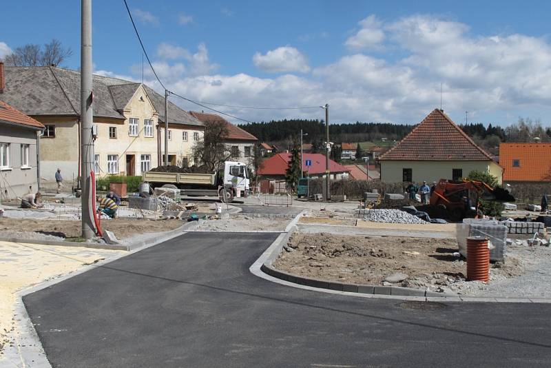 Opravy prostranství kolem kostela v Benešově se blíží do finále.