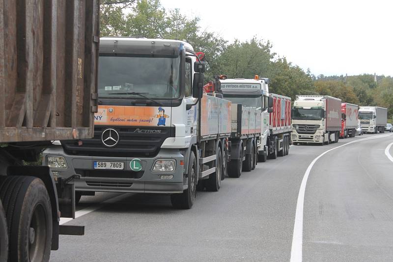 Kvůli nehodě dvou nákladních aut byla v úterý odpoledne asi na tři hodiny zavřená silnice u Černé Hory.