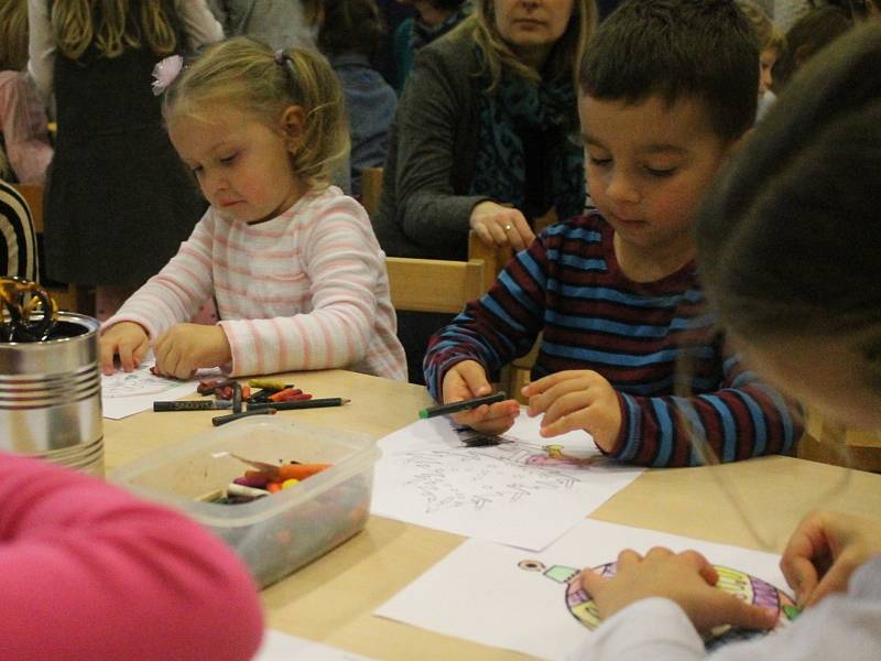 Černohorští pořádali v neděli Adventní trh s kavárnou. Osvěžila ho dětská vystoupení a dobroty. Výtěžek věnují postižené Amálce.