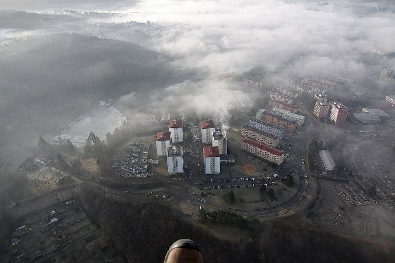 První letošní let a série nádherných fotografií. Paraglidistu Petra Buchtu z Adamova na Blanensku zlákala předpověď počasí k výletu na motorovém křídle. Do vzduchu vystartoval ve středu z kotvrdovického letiště krátce před půl osmou ráno.