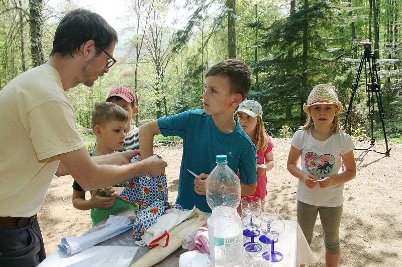 Spolek Okras připravil u adamovské studánky Ptačí svatyně ke Dni Země zajímavou akci pro děti i dospělé s podtitulem Dotkněte se lesa.