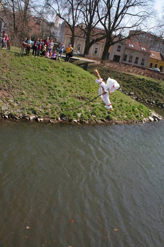 Blanenští už podesáté přívítali jaro společnou akcí. Symbol zimy hodili do řeky.
