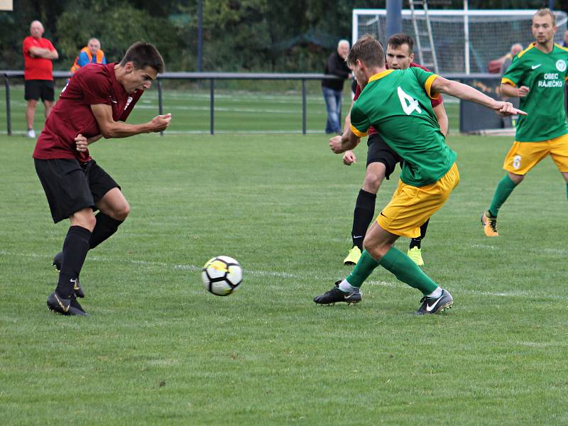 V předehrávaném utkání 14. kola krajského přeboru fotbalisté Sparty Brno (červené dresy) porazili Olympii Ráječko 3:0.