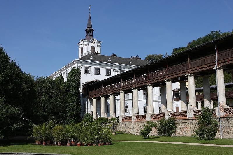 Dělníci se pustí do rozsáhlé obnovy zámecké zahrady v Lysicích včetně zahradnictví se skleníky a oranžérií. Zahrada bude nepřístupná dva a půl roku. Úpravy přibližně za 160 milionů korun ji vrátí původní podobu z konce 19. století.