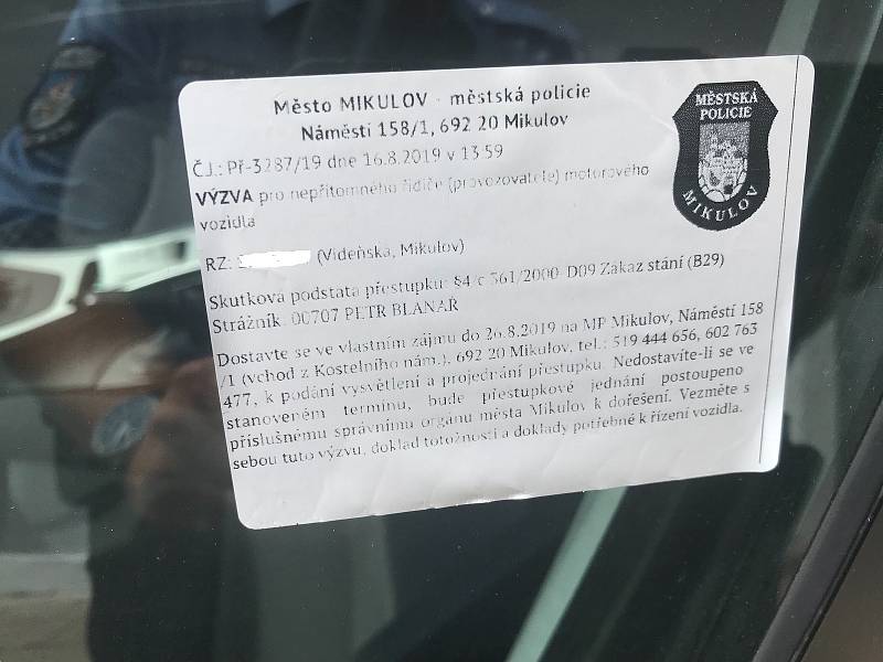 Mikulovská městská policie začala využívat speciální termotiskárny. Místo papírových blokových pokut nyní zdobí skla aut termonálepky.