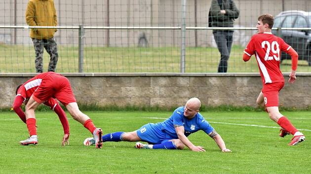 Blanenští fotbalisté (v červeném) remizovali na domácím hřišti s Otrokovicemi 2:2.