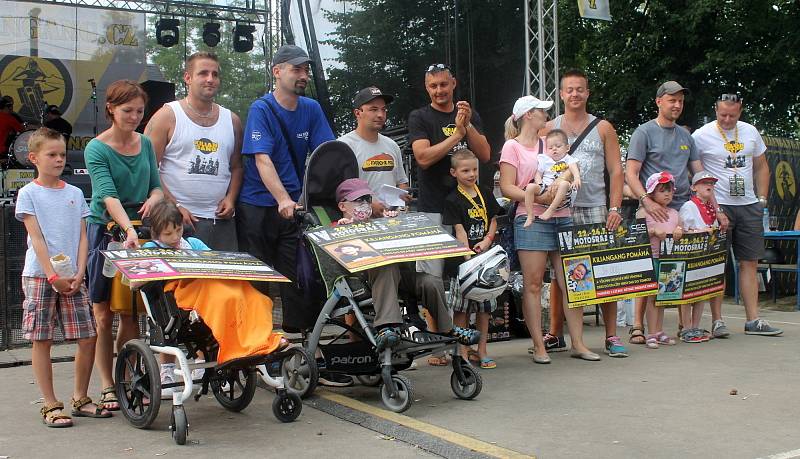 Voděrady ovládl od pátku do neděle Motosraz KilianGang. Už počtvrté. Motorkáři vybrali na charitu přes sto padesát tisíc korun. Výtěže předali čtyřem rodinám dětí, které trpí mozkovou obrnou.