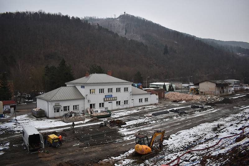 Rekonstrukce postupuje. Část adamovského nádraží už zdemolovaly bagry.