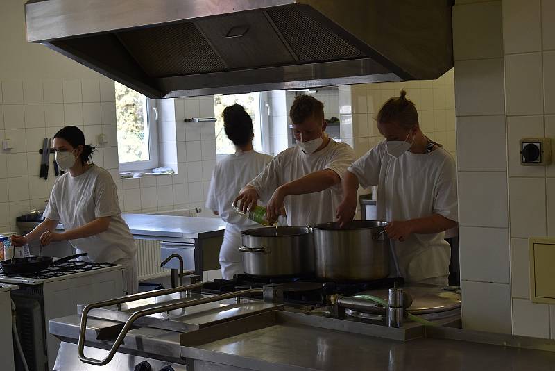 Studenti Střední školy technické a gastronomické Blansko opět nastoupili do odborného výcviku.