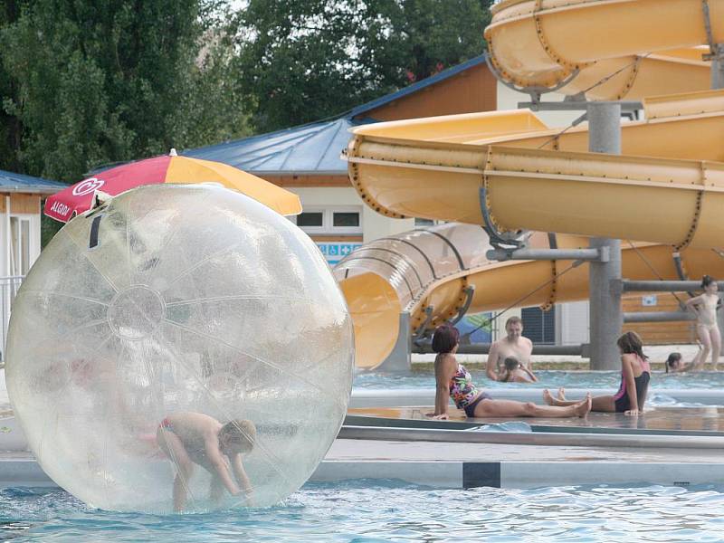 Na blanenském koupališti si užívalo osvěžení a vodních radovánek kolem pěti set lidí. 