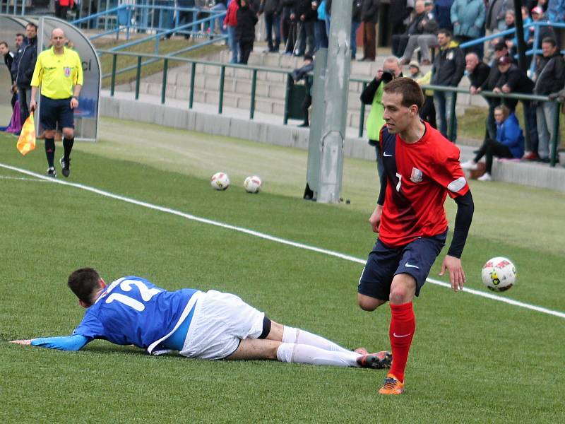 V prvním jarním domácím utkání Moravskoslezské divize fotbalisté Blanska (v červených dresech) porazili Velkou Bíteš 2:0.