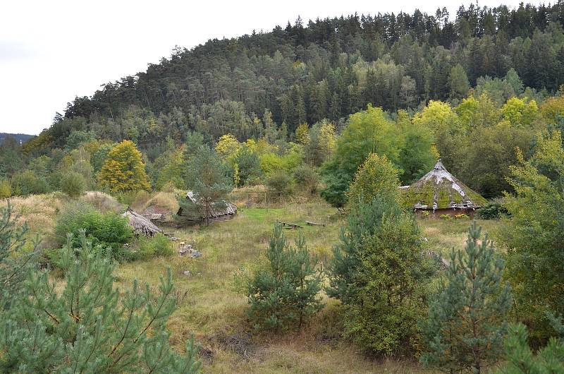 Keltský skanzen Isarno už léta chátrá. V opuštěném areálu možná vznikne multifunkční hřiště.