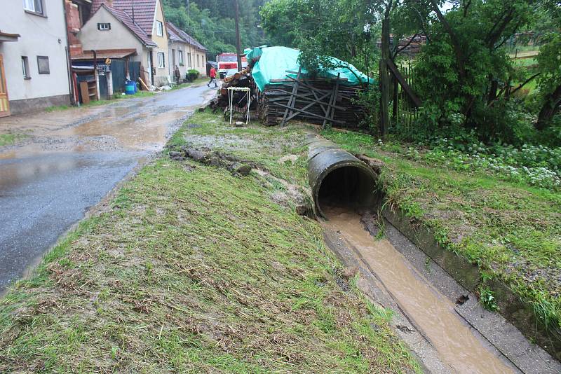 Strach mají lidé z Velké Roudky na Blanensku, kde v pondělí ráno po dvou týdnech znovu udeřila po přívalovém lijáku blesková povodeň. Ta byla menší než blesková povodeň 13. června, přesto voda z polí opět zaplavila sklepy, dvory a zahrady.