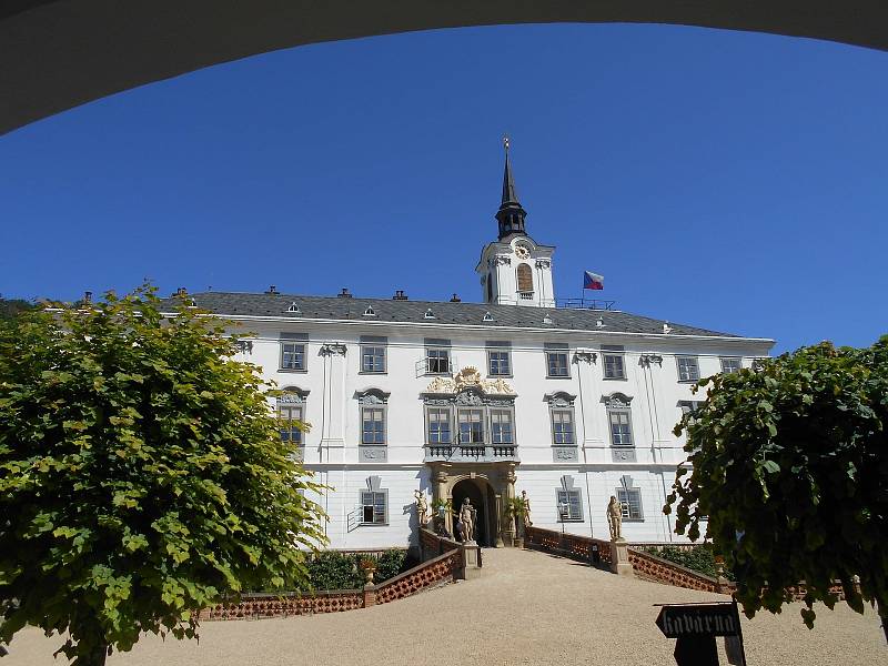 Barokní zámek v Lysicích zaujme pěstěnou zahradou s promenádní kolonádou a krytou pergolou.