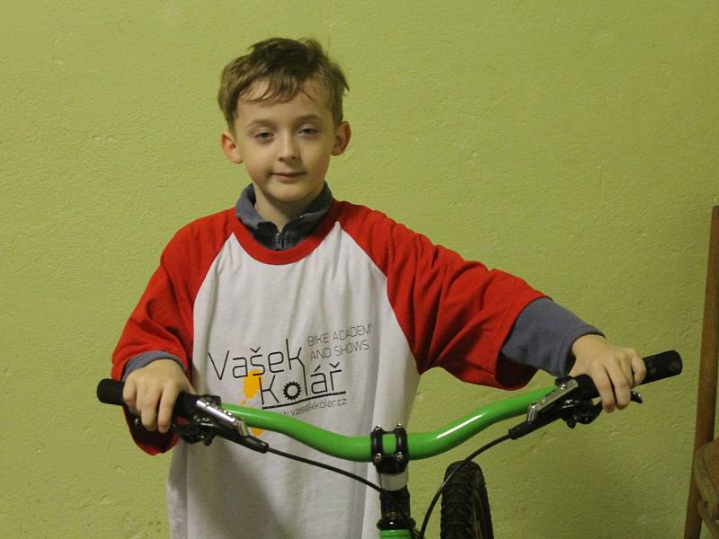 Šestiletý biketrialista Václav Kolář z Benešova má velký vzor. Jeho jmenovec z Blanska je mistr světa. Jednou chce být úspěšný jako on.