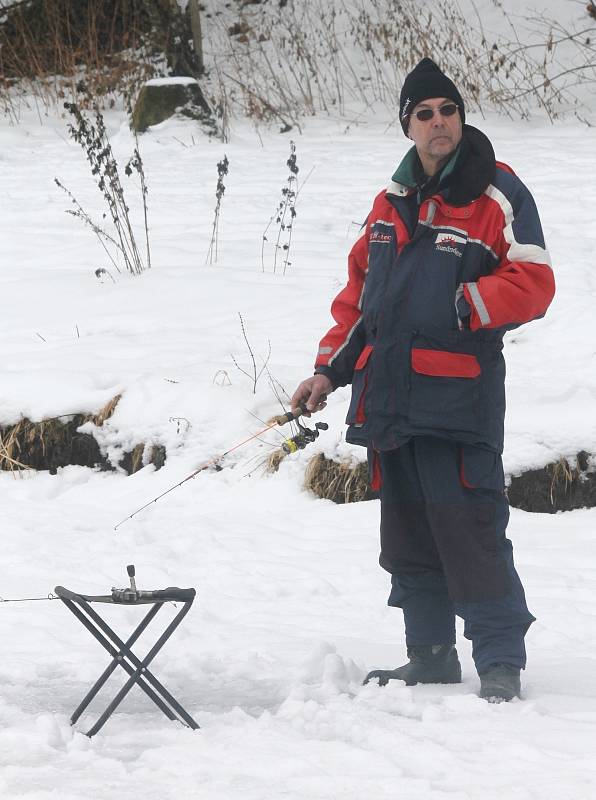 Na Oborském rybníku v Černé Hoře je lov na dírkách mezi rybáři velmi populární. Pod ledem loví pstruhy a siveny.