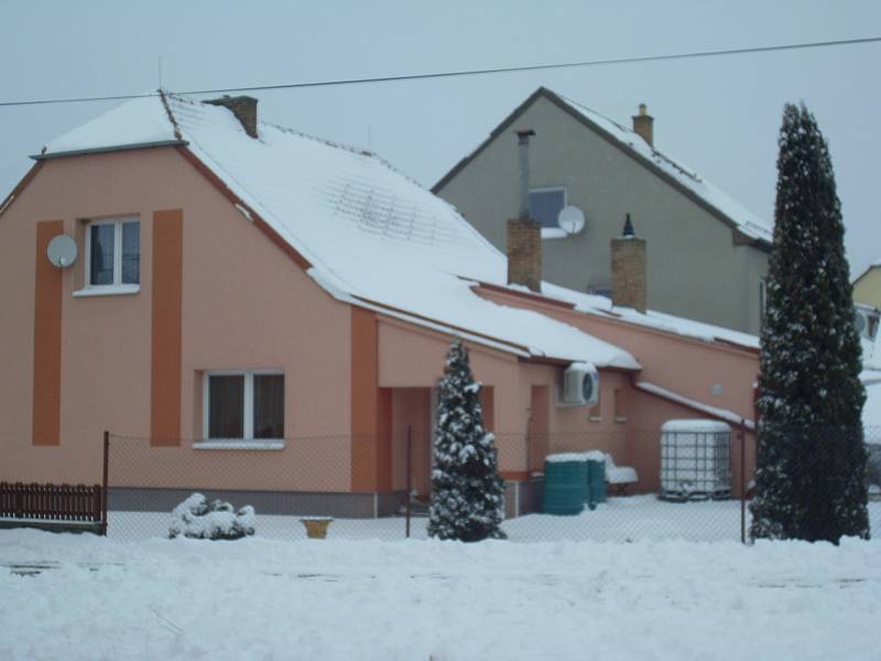 Obec Suchý. Sníh dělá celou vesničku kouzelnou.