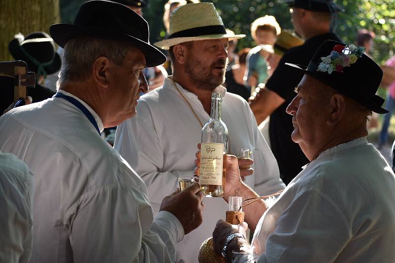 Kloboučské bratrstvo pořádalo už po dvanácté sečení otav. Soutěžilo jedenáct mužů, pět žen a dva junioři.