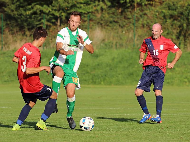 V utkání Moravskoslezské divize D remizovali fotbalisté FK Blansko (v červeném) s FC Bzenec 1:1.
