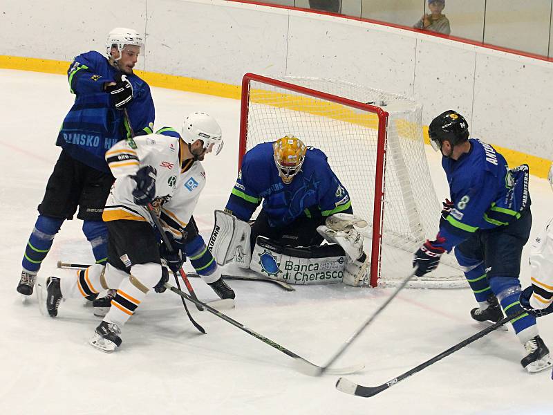 V 5. kole krajské hokejové ligy prohrál Sokol Březina (bílé dresy) na domácím ledě ve Vyškově s Dynamiters Blansko 2:5.