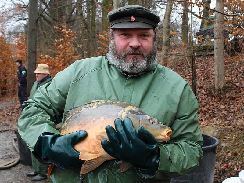 Jedovničtí rybáři zatáhli sítě. Vylovili rybník Budkovan.