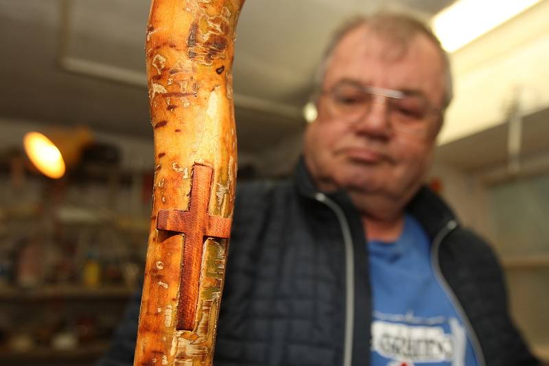 Ze Křtin půjdou lidé s dřevěnými křížky, které pro ně ručně vyrobí Miroslav Kučera (na snímku) z nedalekého Adamova. Pro poutníky z třešňové větve udělá i pastýřskou hůl s křížem.