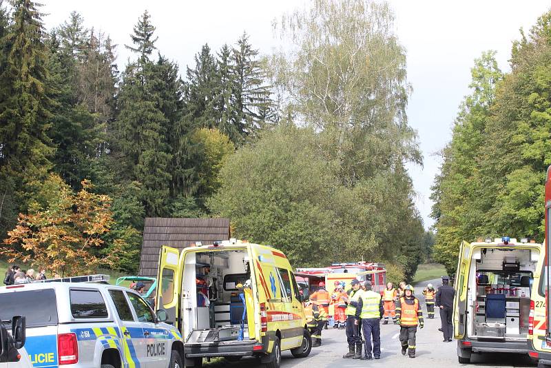 Nehoda autobusu a osobního auta. Dva mrtví. Hasiči společně se záchranáři a policií cvičili taktiku při takovém zásahu.