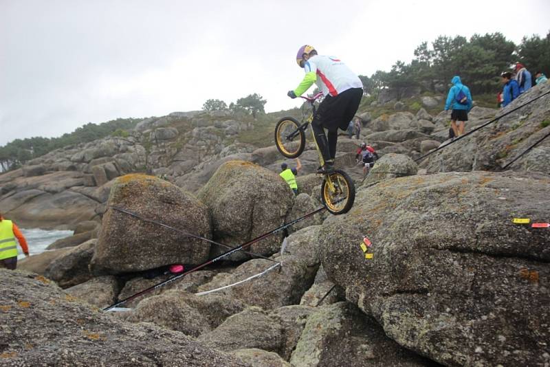 Zlato, stříbro, brambora. Blanenští biketrialisté zazářili v prvním závodě třídílného seriálu mistrovství světa. Václav Kolář vyhrál úvodní podnik ve španělském Buebu v elitní kategorii. Ondřej Šenk skončil druhý mezi juniory.