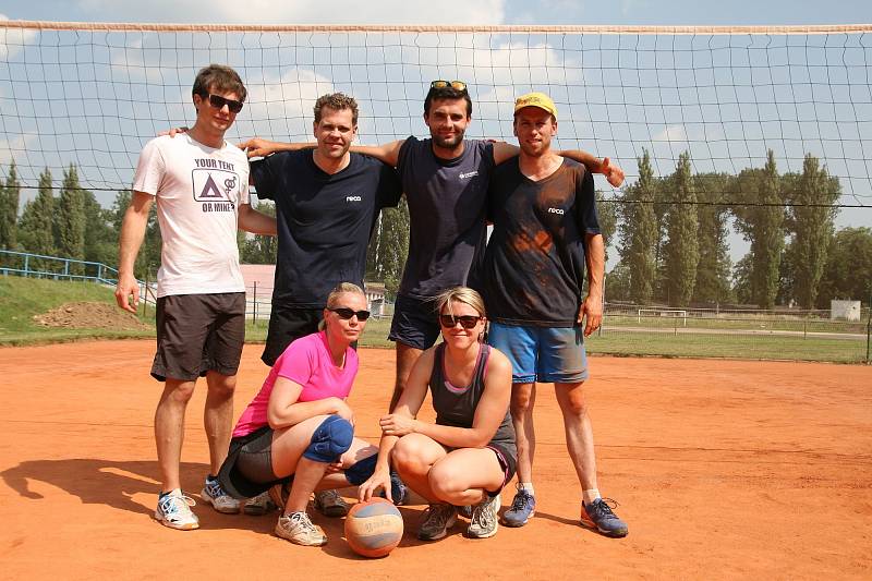 Tři antukové kurty na Sportovním ostrově Ludvíka Daňka ovládl v sobotu volejbalový turnaj O pohár předsedy ASK Blansko. Na dvaatřicátý ročník přijelo devět smíšených družstev. Vyhrály Boskovice.