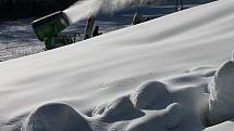 Sněžné tyče i děla chrlily v olešnickém skiareálu sníh celý víkend. Pro lyžaře tam chtějí otevřít už příští týden. V neděli si tam sněhu užívaly děti, kterým vůbec nevadilo, že vleky ještě nejsou v provozu.