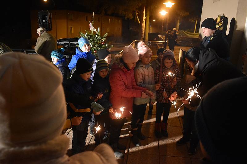 Do akce Deníku Česko zpívá koledy se pravidelně zapojují v Adamově na Blanensku. Zatím nevynechali ani jeden ročník. Ve středu večer zpívali před tamním kulturním domem školáci ze 2. a 6. B.