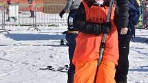 Děti z prvního stupně adamovské Základní školy Ronovská zahájily v pondělí třídenní lyžařský výcvik. Vyrazily na sjezdovku do Olešnice.