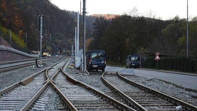 Rekonstrukce železničního koridoru mezi Brnem a Blanskem pokračuje podle plánu. Vlaky tam začnou po roční výluce opět jezdit od 11. prosince. Na snímku nádraží v Adamově.