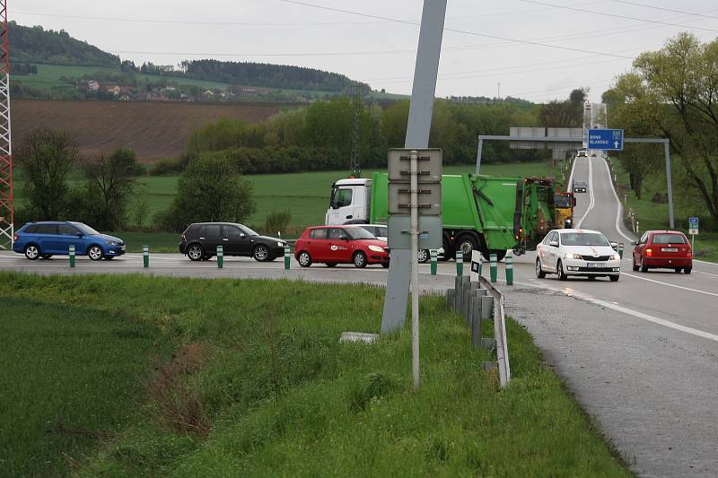 Problematickou křižovatku na silnici I/43 u obce Sebranice nahradí nový rondel. Začít stavět se má příští rok na podzim.