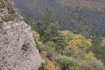 Z vrcholku hradu jde vidět na nádherné zalesněné svahy Malých Karpat, kopanice Myjavské pahorkatiny nebo pohoří Považský Inovec.
