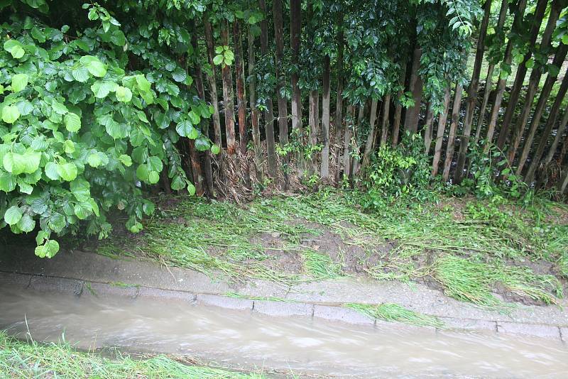 Strach mají lidé z Velké Roudky na Blanensku, kde v pondělí ráno po dvou týdnech znovu udeřila po přívalovém lijáku blesková povodeň. Ta byla menší než blesková povodeň 13. června, přesto voda z polí opět zaplavila sklepy, dvory a zahrady.