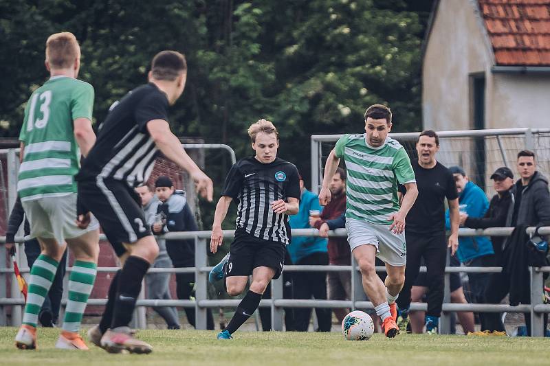 Fotbalisté Rájce-Jestřebí (zelenobílé dresy) v přípravě porazili Kunštát 6:3.