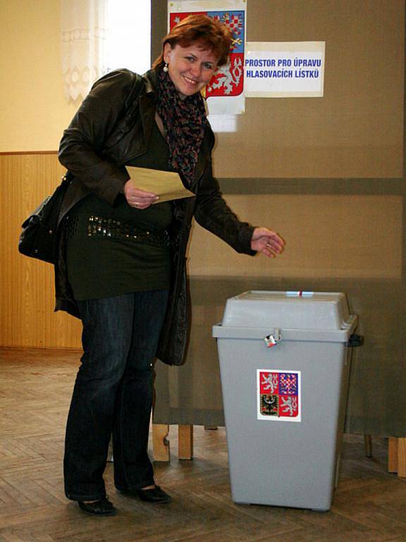 Spešovská starostka a kandidátka do senátu (TOP 09) Ivana Holomková vhodila volební lístky do urny v pátek krátce po páté odpoledne.